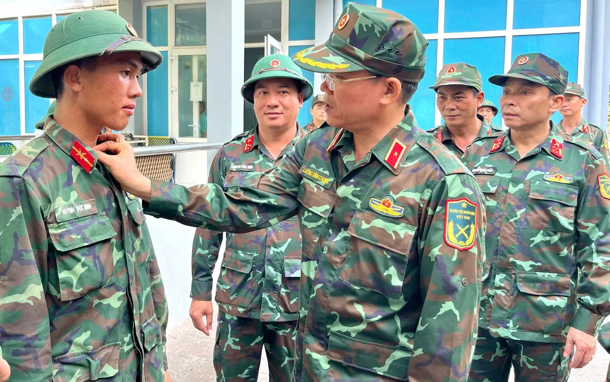 Động viên cán bộ, chiến sĩ tham gia ứng phó với bão số 13 tại Gia Lai.