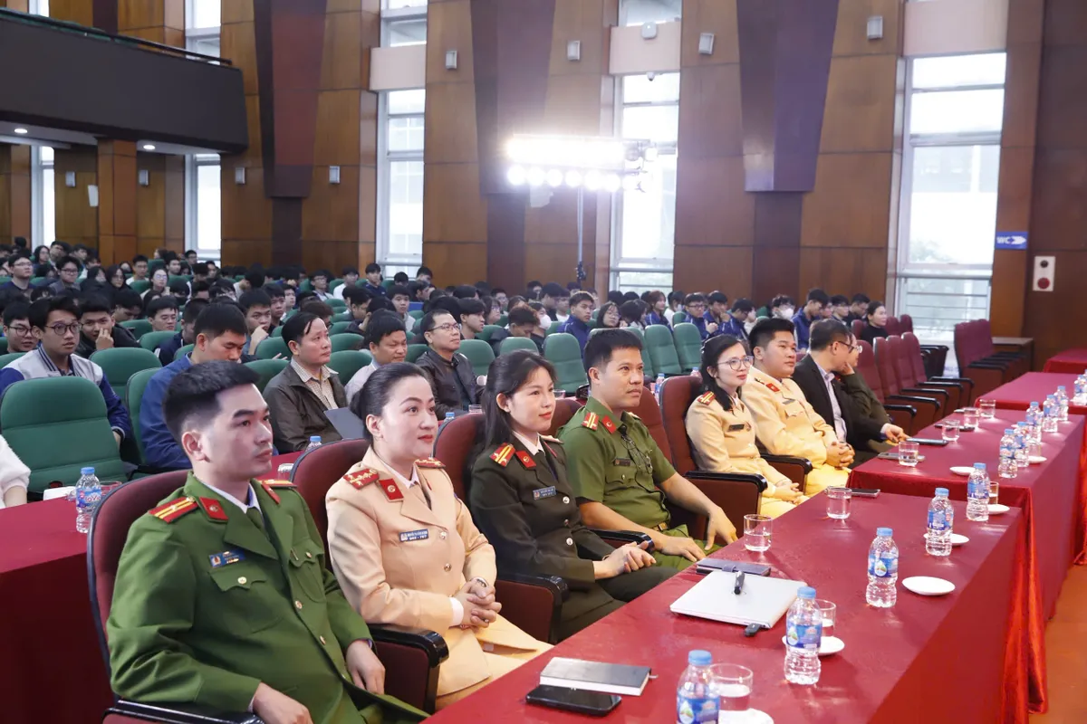 Hơn 1.000 sinh viên Hà Nội được cung cấp kiến thức an toàn trên không gian mạng - Ảnh 1.