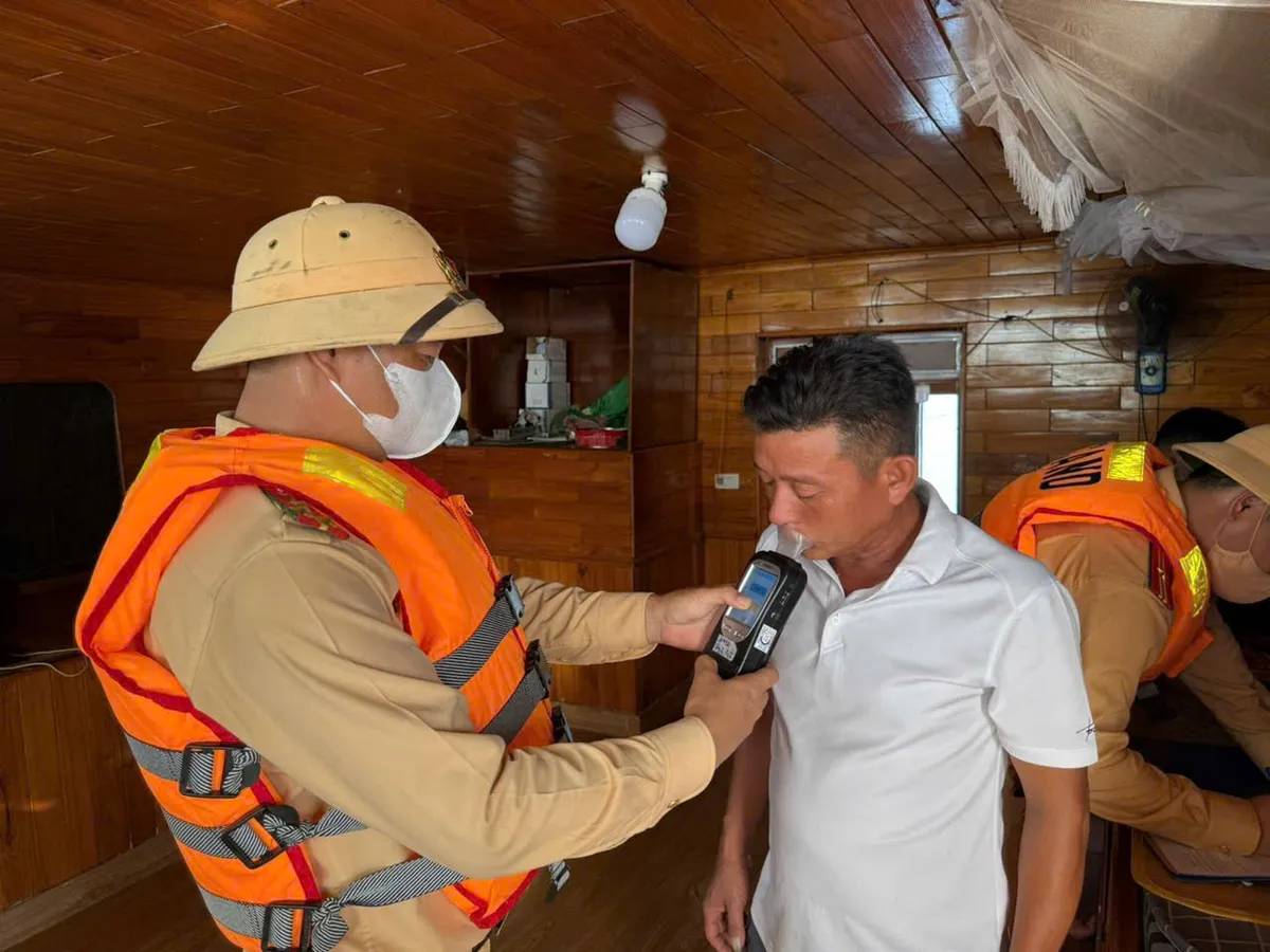 Hà Nội xử lý nhiều bến bãi hoạt động không phép trên tuyến đường thủy nội địa - Ảnh 2.