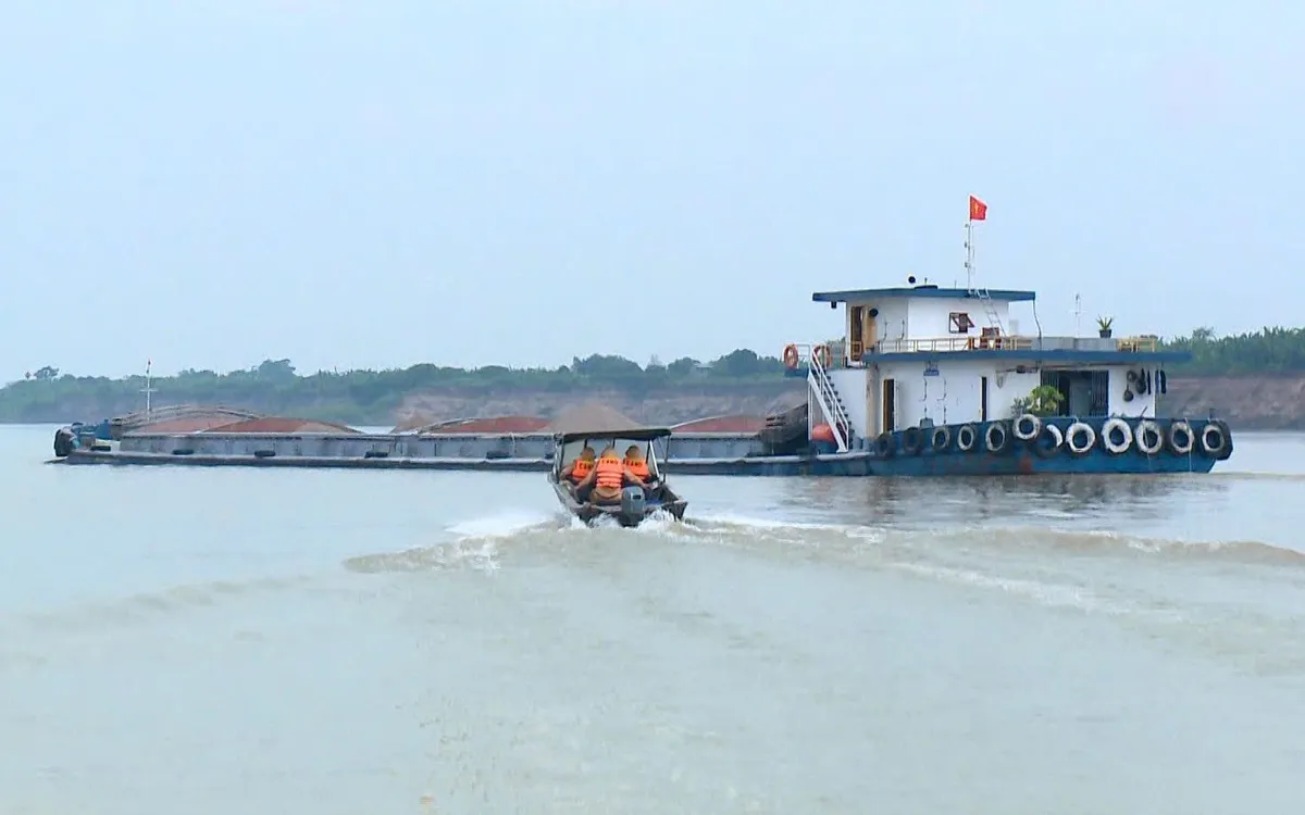 Lực lượng liên ngành kiểm tra hoạt động bến bãi trên sông Hồng