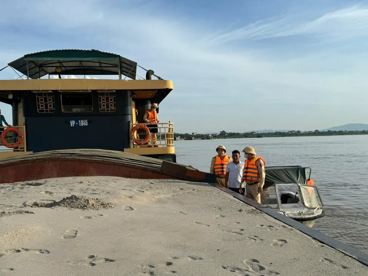 Hà Nội xử lý nhiều bến bãi hoạt động không phép trên tuyến đường thủy nội địa - Ảnh 1.