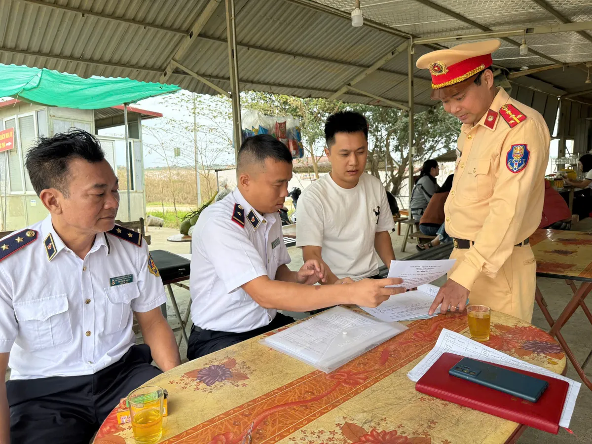 Hà Nội xử lý nhiều bến bãi hoạt động không phép trên tuyến đường thủy nội địa - Ảnh 3.