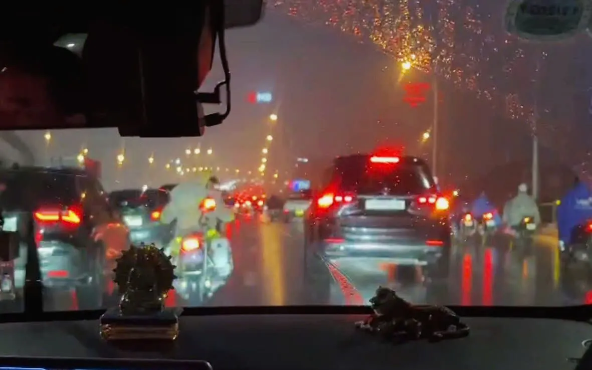 CSGT dùng xe mô tô chuyên dụng mở đường cho xe chở bệnh nhân di chuyển đến bệnh viện.