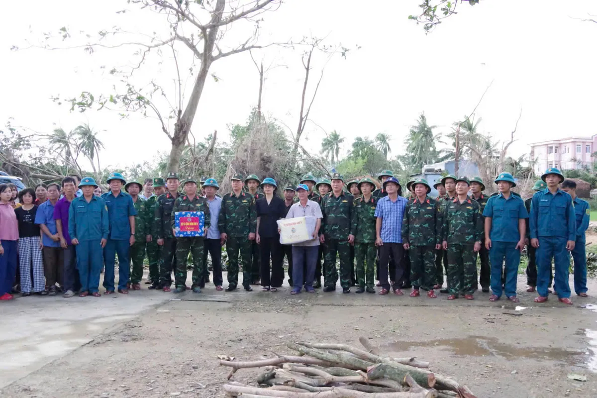 Quân khu 5: Chia sẻ mất mát với người thân của gia đình các nạn nhân do bão tại Đắk Lắk - Ảnh 4.