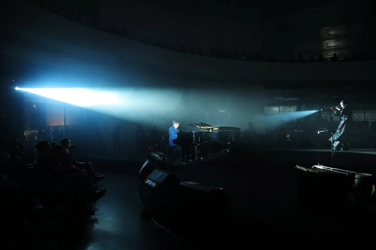 Nghệ sĩ Thụy Sĩ “đốn tim” khán giả trong “Khoảnh khắc vĩnh cửu” - Ảnh 1.