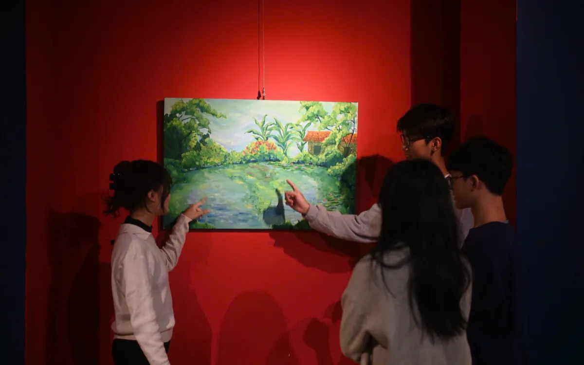 Triển lãm Gò má em – Mảnh khói tàn thu hút nhiều bạn trẻ