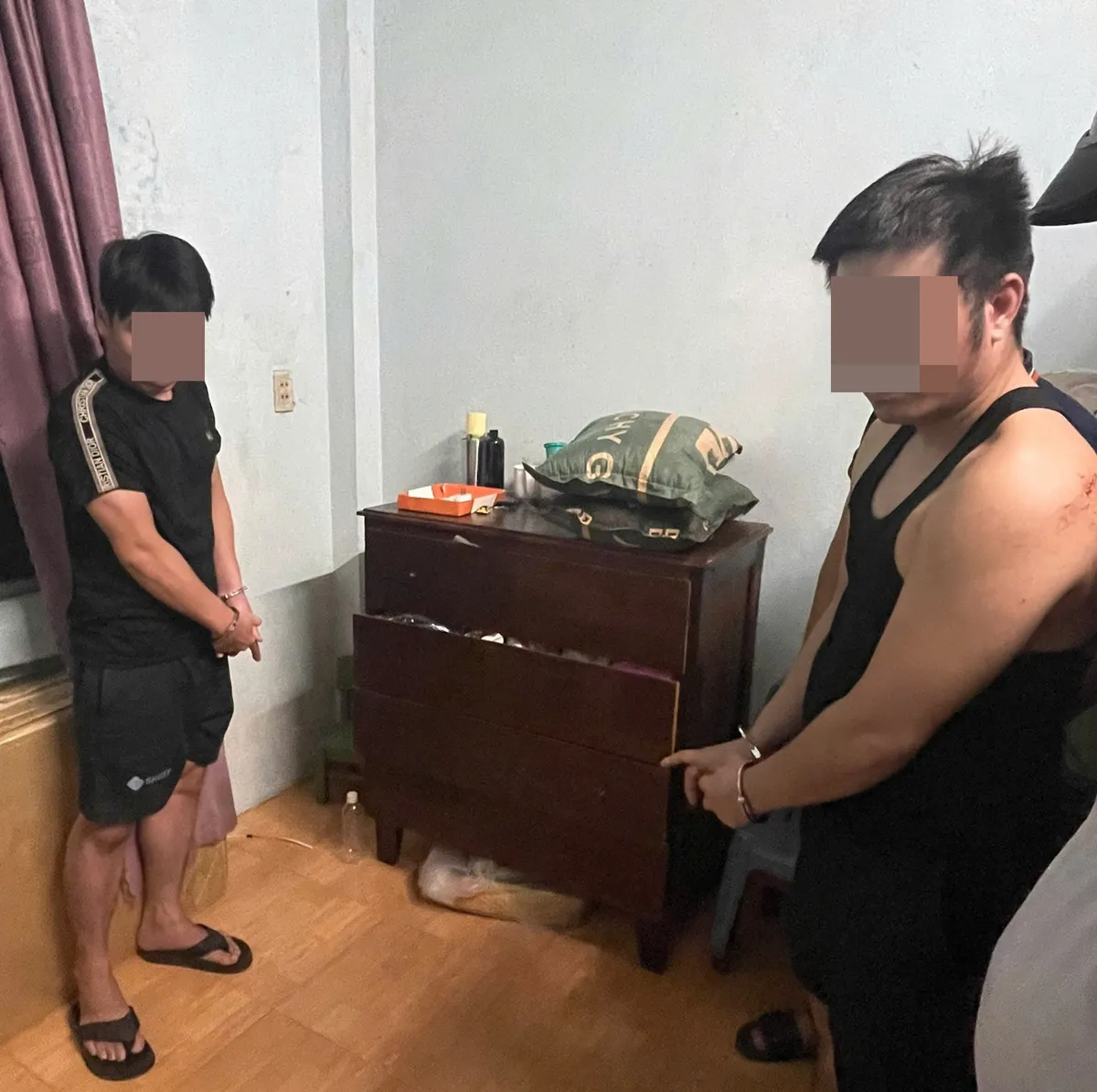 Bắt quả tang 2 đối tượng tổ chức sử dụng trái phép chất ma túy - Ảnh 1.