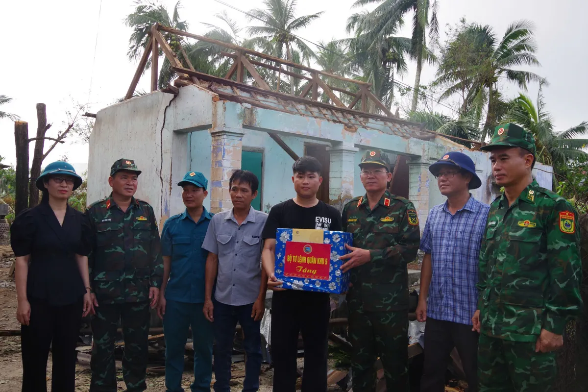 Quân khu 5: Chia sẻ mất mát với người thân của gia đình các nạn nhân do bão tại Đắk Lắk - Ảnh 2.