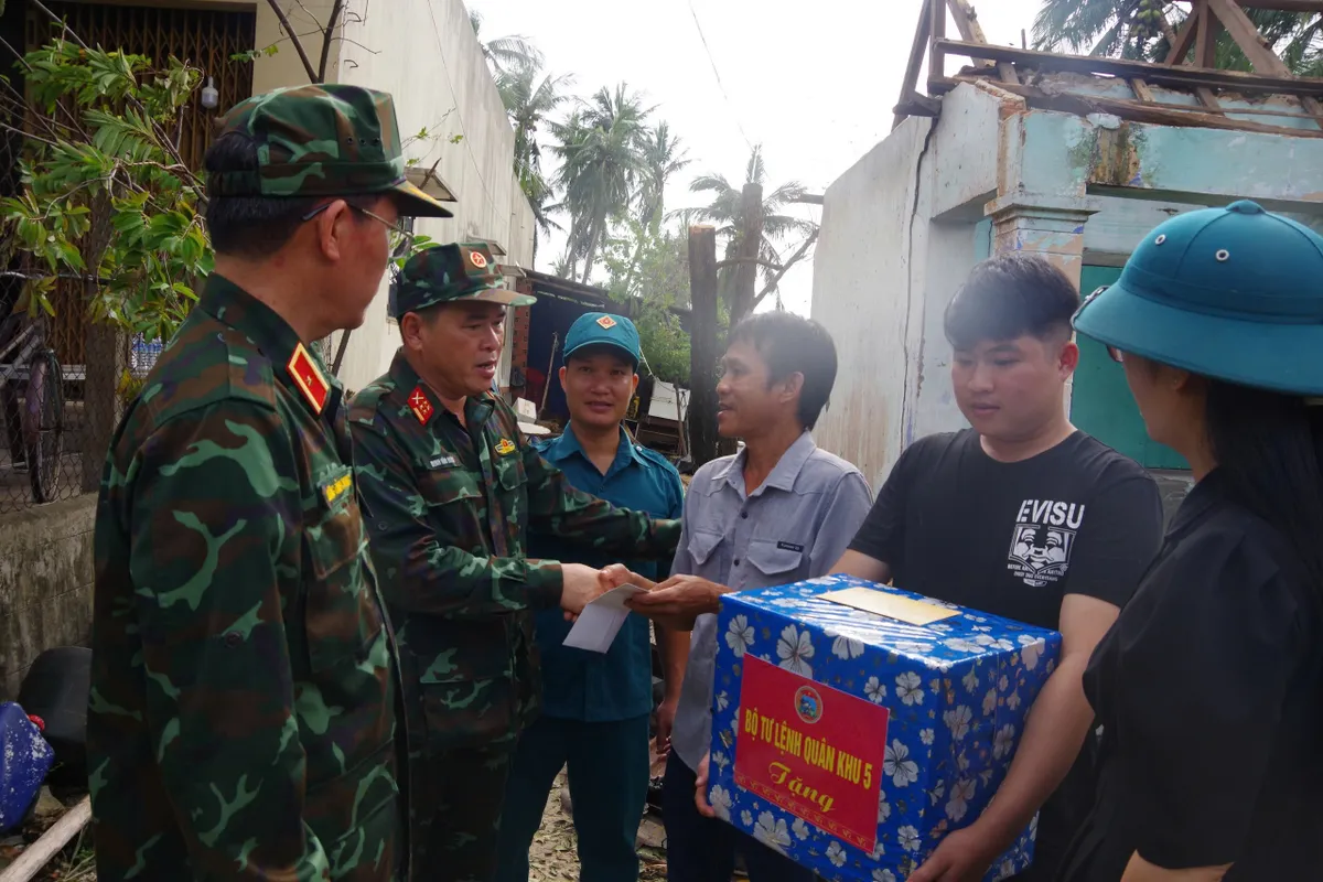 Quân khu 5: Chia sẻ mất mát với người thân của gia đình các nạn nhân do bão tại Đắk Lắk - Ảnh 3.