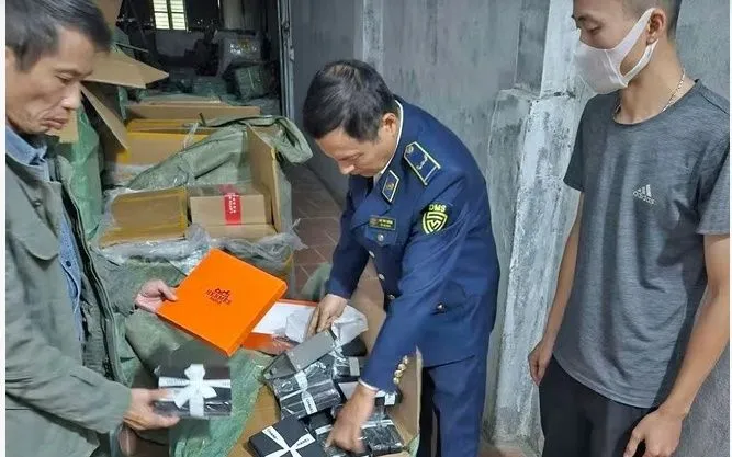 Lực lượng quản lý thị trường Hà Nội phát hiện số lượng lớn túi xách nghi giả các nhãn hiệu nổi tiếng tại xã Chuyên Mỹ