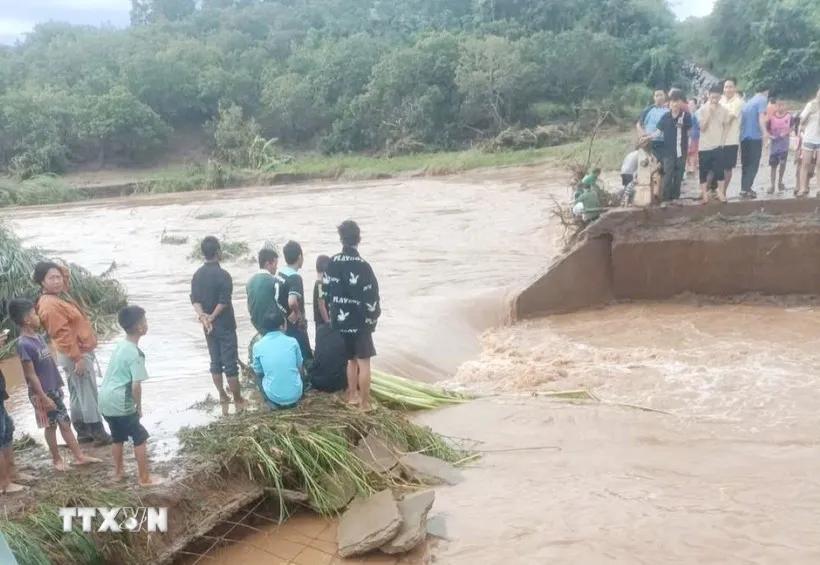 Gần 1.000 người dân Đắk Lắk bị cô lập do cầu bị lũ cuốn trôi - Ảnh 1.
