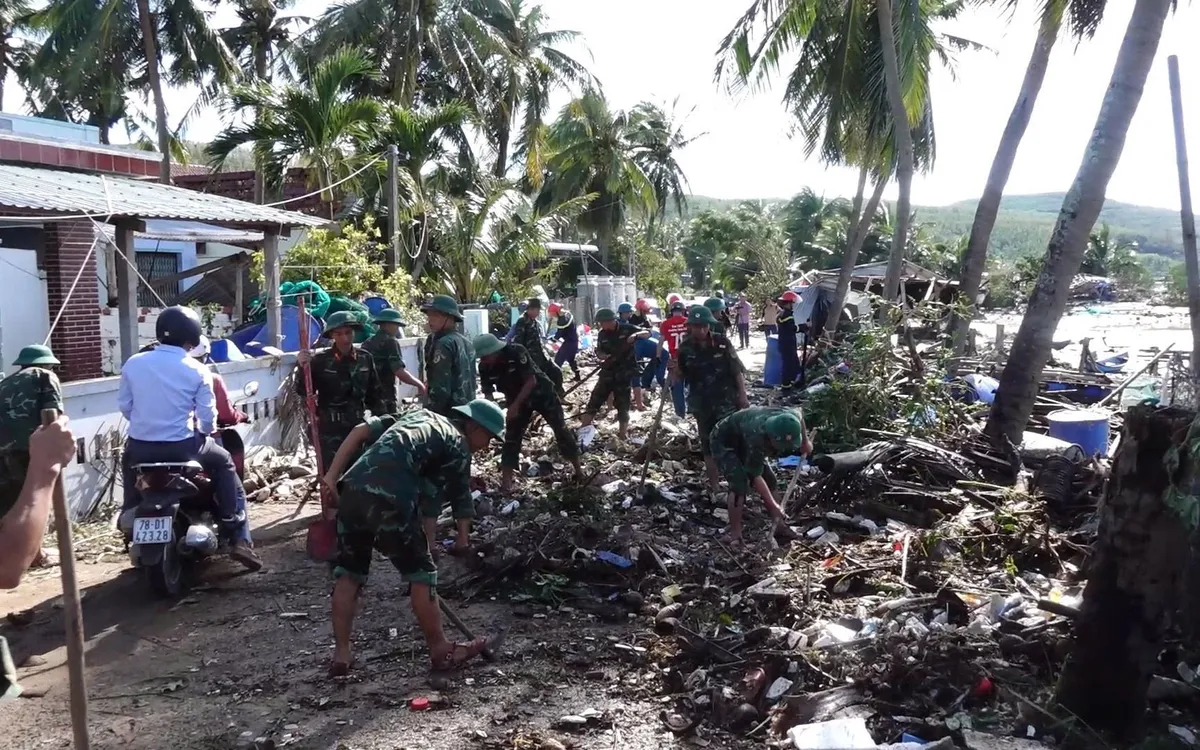 Kịp thời đến với nhân dân ngay sau bão.