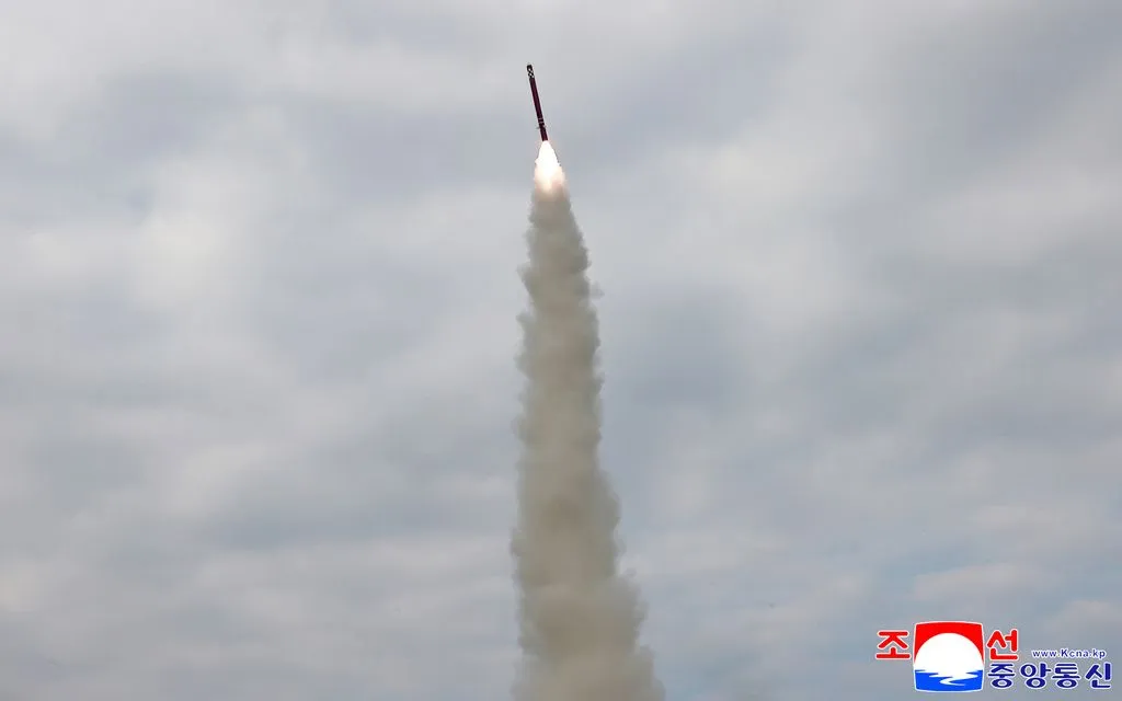 Ảnh do Triều Tiên công bố cho thấy vụ phóng thử tên lửa hành trình từ biển tại địa điểm không xác định, ngày 28/10/2025. (Ảnh: KCNA/AP)