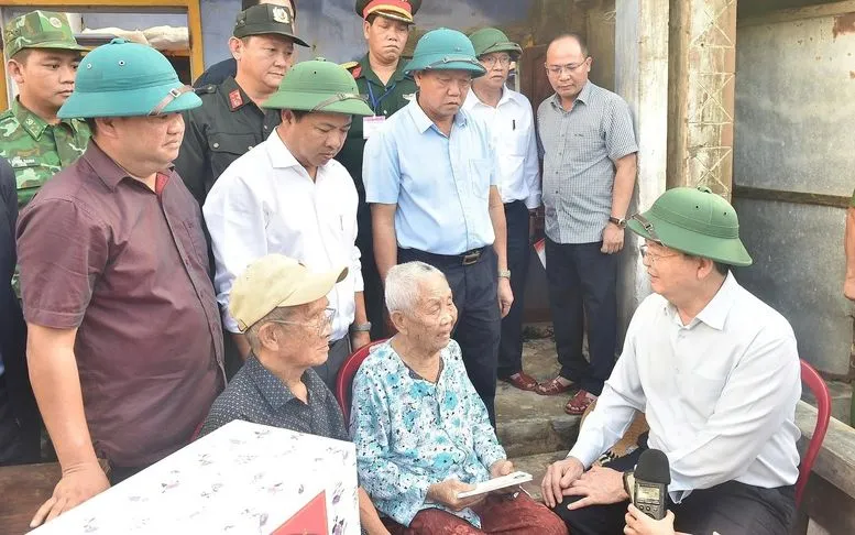Phó Thủ tướng thăm hỏi, động viên các hộ dân bị thiệt hại nặng nề do cơn bão số 13 tại xã Xuân Cảnh, tỉnh Đắk Lắk - Ảnh: VGP/Giang Thanh