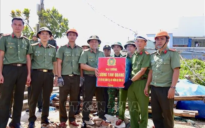 Đoàn công tác của Bộ Công an tặng quà động viên cho lực lượng công an Gia Lai. 