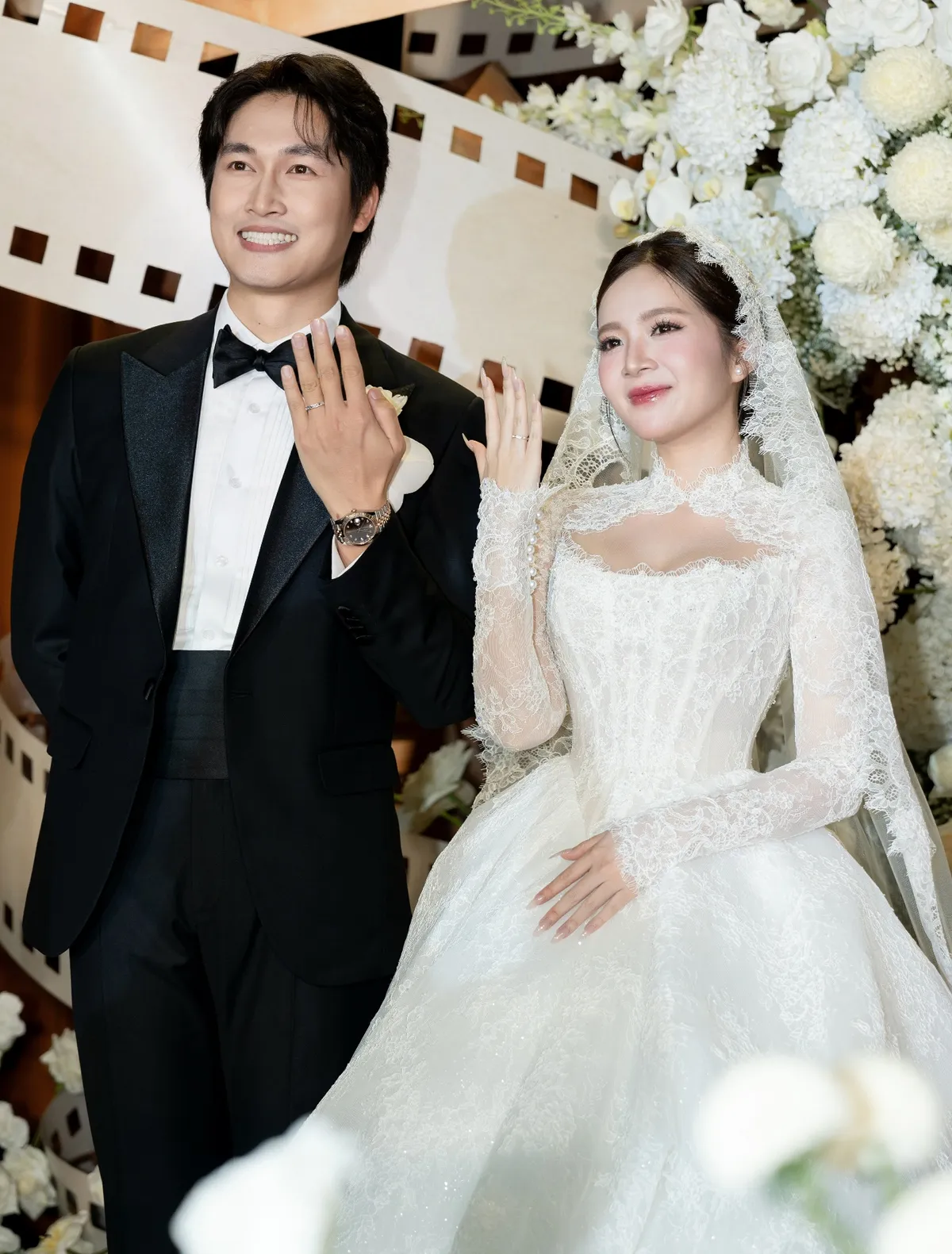 Cận cảnh nhẫn cưới full kim cương của cặp đôi phim VTV Đình Tú - Ngọc Huyền- Ảnh 1.