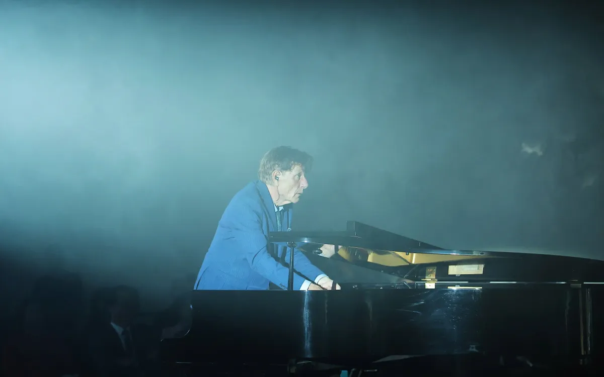 Nghệ sĩ Dominique Barthassat đến từ Thụy Sĩ khiến hàng trăm khán giả của chương trình "Khoảnh khắc vĩnh cửu" mê đắm