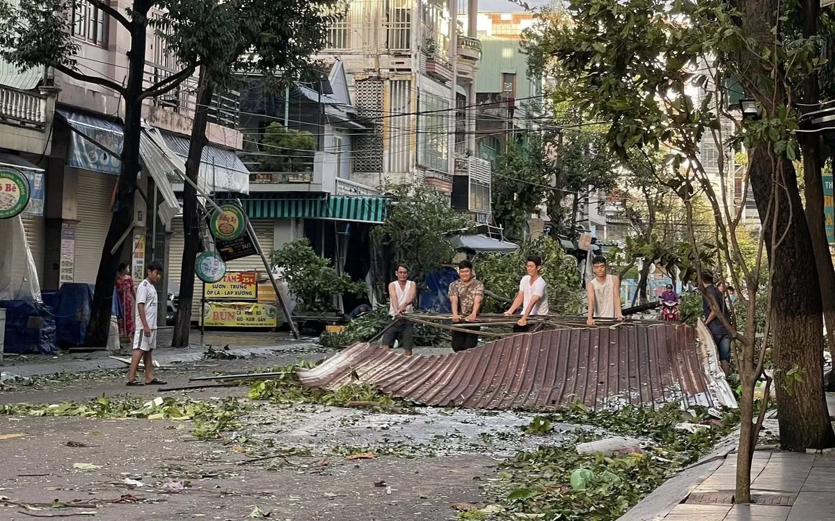 Người dân Quy Nhơn chung tay dọn dẹp, khắc phục sau bão.