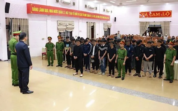 Cơ quan chức năng đọc lệnh khởi tố các bị can. Ảnh: Công an Cam Lộ