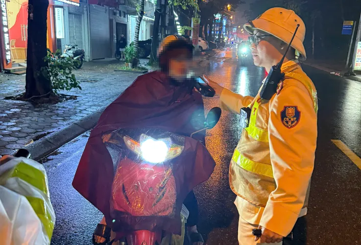 Đêm mưa lạnh ở Hà Nội: Vẫn tóm gọn 46 ma men trong tổng kiểm soát xuyên đêm - Ảnh 1.