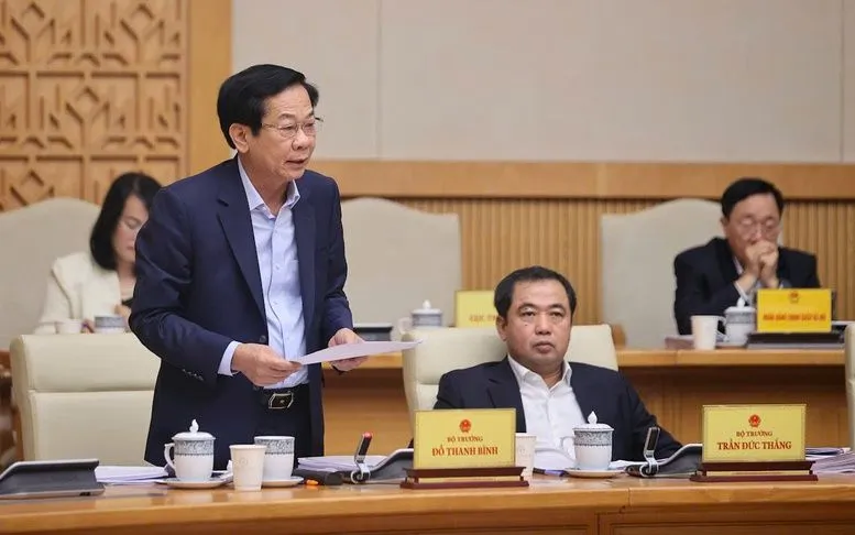 Bộ trưởng Bộ Nội vụ Đỗ Thanh Bình báo cáo tại phiên họp - Ảnh: VGP