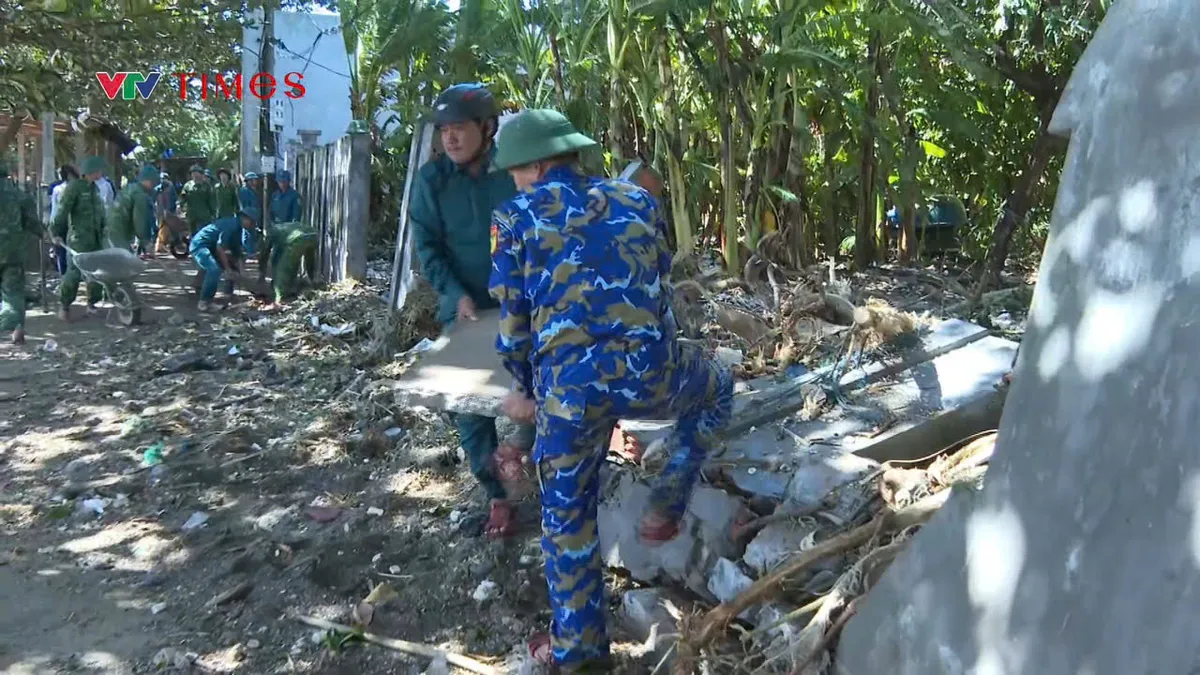 Quảng Ngãi: Kè biển sạt lở sau bão 13, Bộ đội Biên phòng giúp dân khắc phục hậu quả - Ảnh 3.