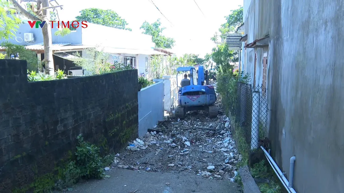 Quảng Ngãi: Kè biển sạt lở sau bão 13, Bộ đội Biên phòng giúp dân khắc phục hậu quả - Ảnh 5.