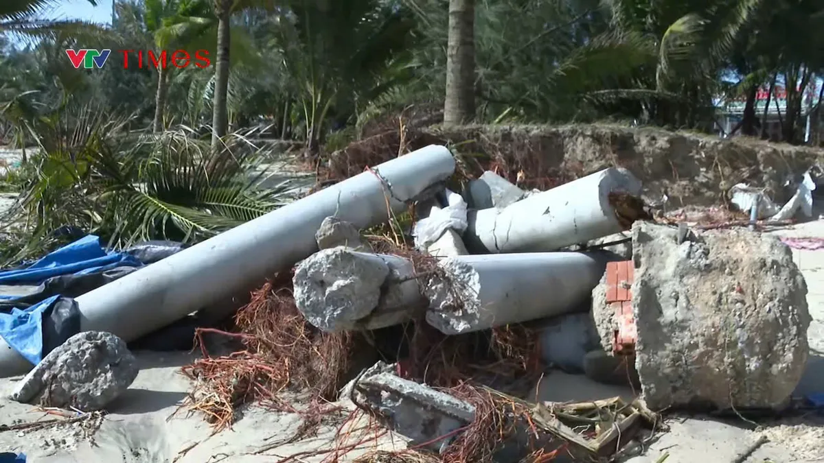 Quảng Ngãi: Kè biển sạt lở sau bão 13, Bộ đội Biên phòng giúp dân khắc phục hậu quả - Ảnh 4.