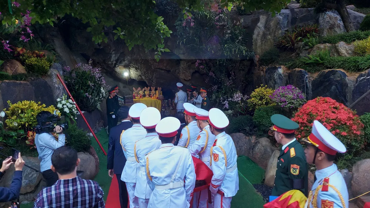  Truy điệu, an táng nhiều hài cốt liệt sĩ được tìm thấy tại khu vực đường 20 Quyết Thắng - Ảnh 1.