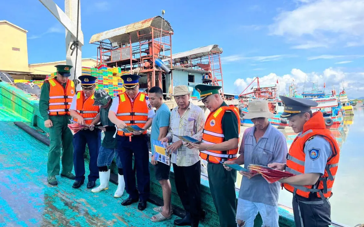 Lực lượng Đồn Biên phòng Bến Đá và Bộ Tư lệnh Vùng Cảnh sát biển 3 phát tờ rơi và tuyên truyền pháp luật về chống khai thác IUU cho bà con ngư dân.