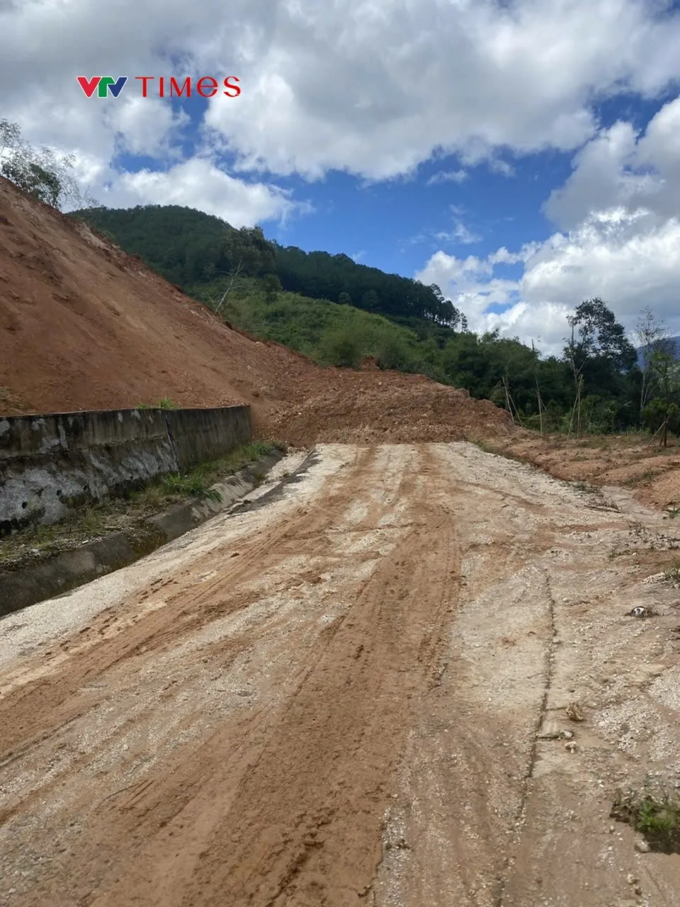 Quảng Ngãi: Sạt lở lớn bất thường, cô lập hoàn toàn thôn Tu Thó - Ảnh 2.