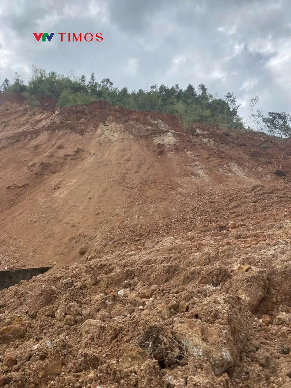 Quảng Ngãi: Sạt lở lớn bất thường, cô lập hoàn toàn thôn Tu Thó - Ảnh 1.