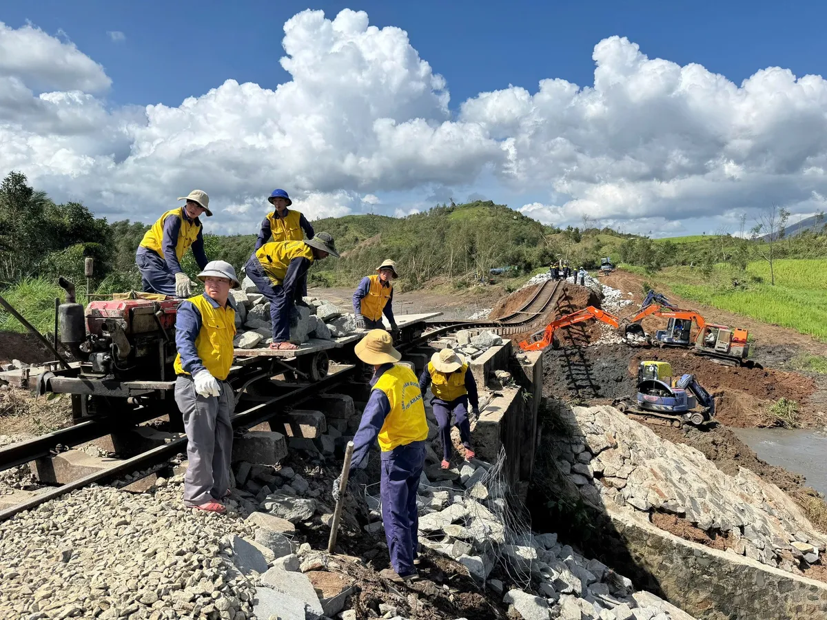 Gia Lai: Nỗ lực thi công 24/24 giờ, sớm thông tuyến đường sắt trước ngày 10/11 - Ảnh 1.