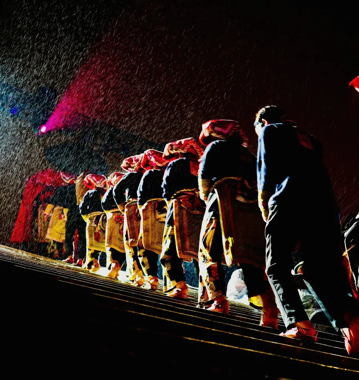 Đêm nghệ thuật Thiêng: Khi bản sắc trở thành “tài sản” của người Dao đỏ - Ảnh 2.