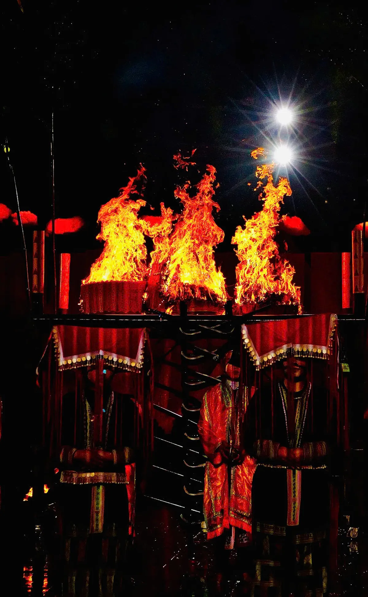 Đêm nghệ thuật Thiêng: Khi bản sắc trở thành “tài sản” của người Dao đỏ - Ảnh 3.