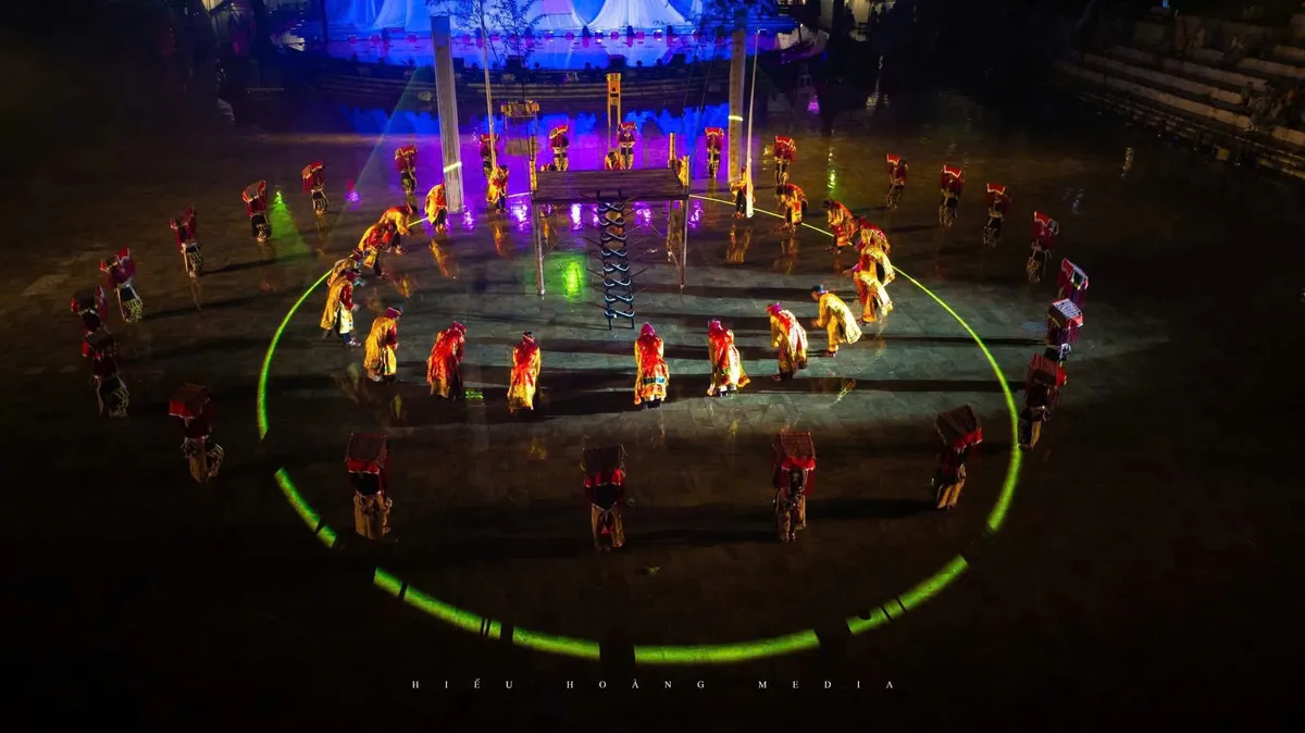 Đêm nghệ thuật Thiêng: Khi bản sắc trở thành “tài sản” của người Dao đỏ - Ảnh 4.