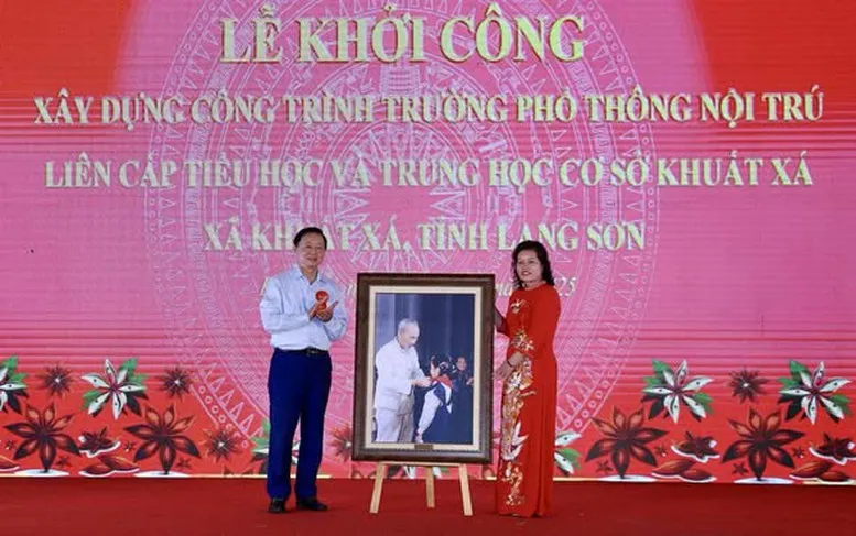 Khởi c&ocirc;ng đồng loạt trường học v&ugrave;ng bi&ecirc;n, n&acirc;ng chất gi&aacute;o dục cho học sinh d&acirc;n tộc - Ảnh 2.