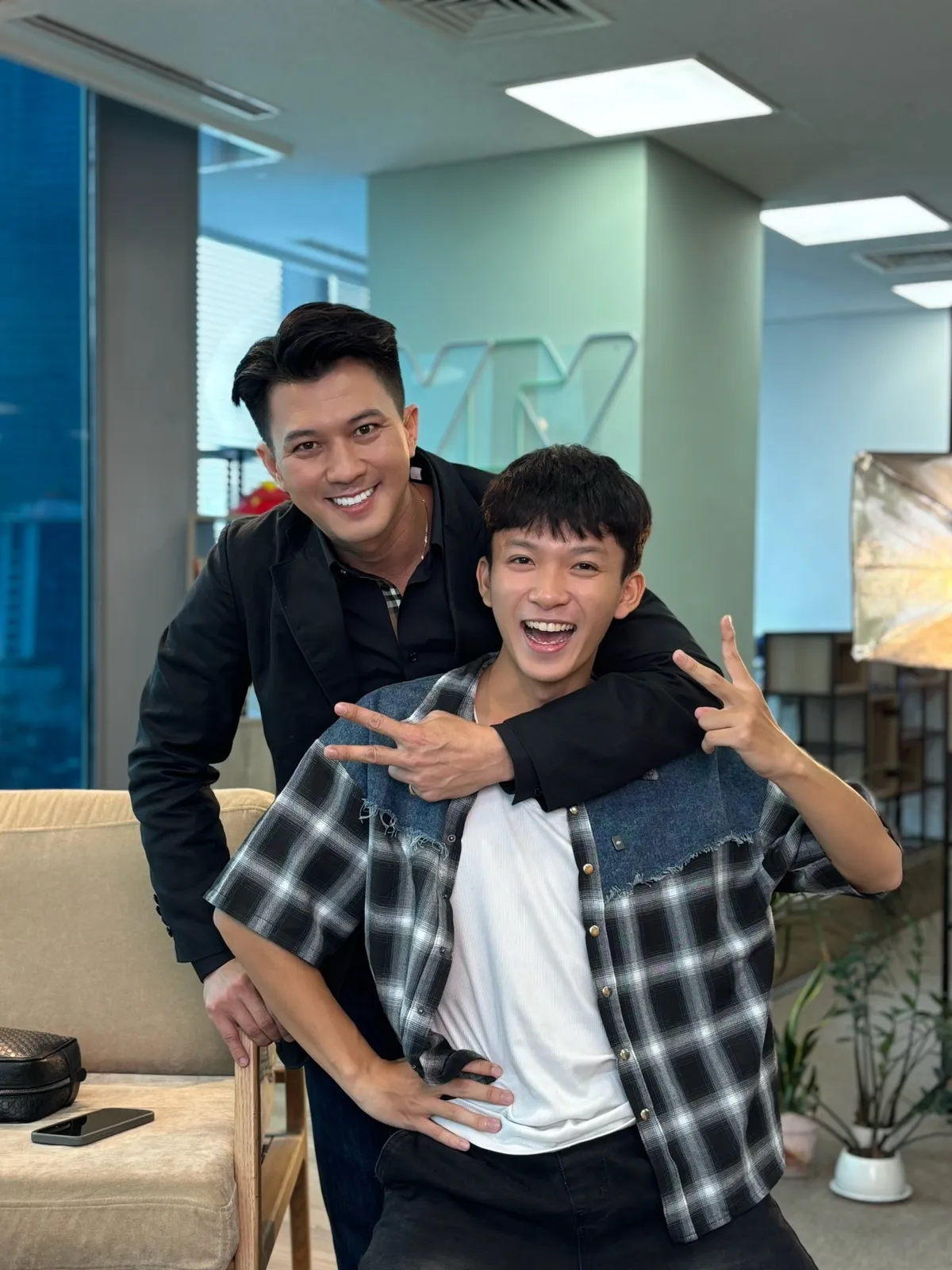 Viễn lớn - bé của Cách em 1 milimet 'gây sốt' khi chung khung hình - Ảnh 2.