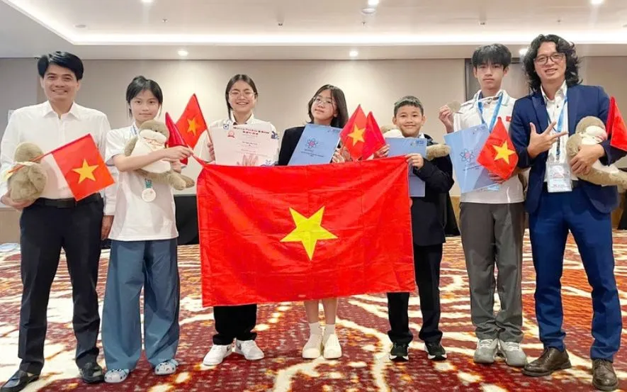 La delegación estudiantil de Hanói obtiene 2 medallas de plata y 3 de bronce en la Olimpiada Mundial Juvenil de Física 2025 (Foto: VTV)