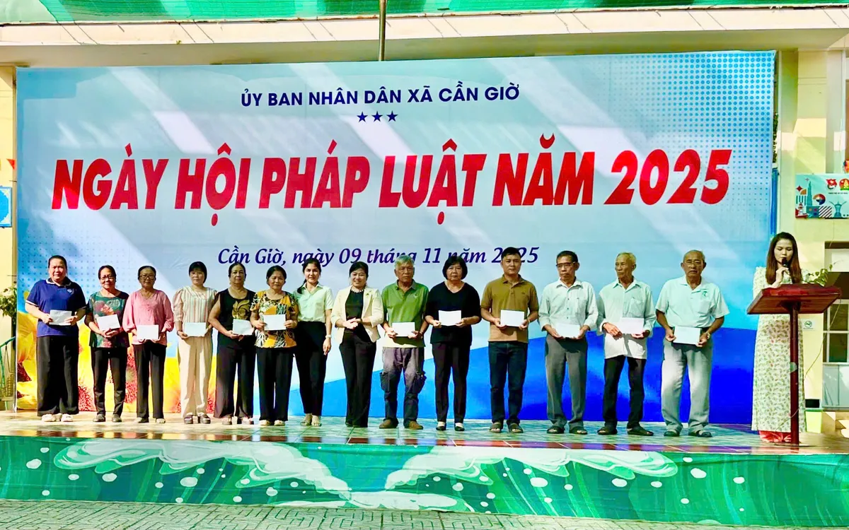 Ban Tổ chức trao tặng quà cho các gia đình có hoàn cảnh khó khăn trên địa bàn xã Cần Giờ, Thành phố Hồ Chí Minh.