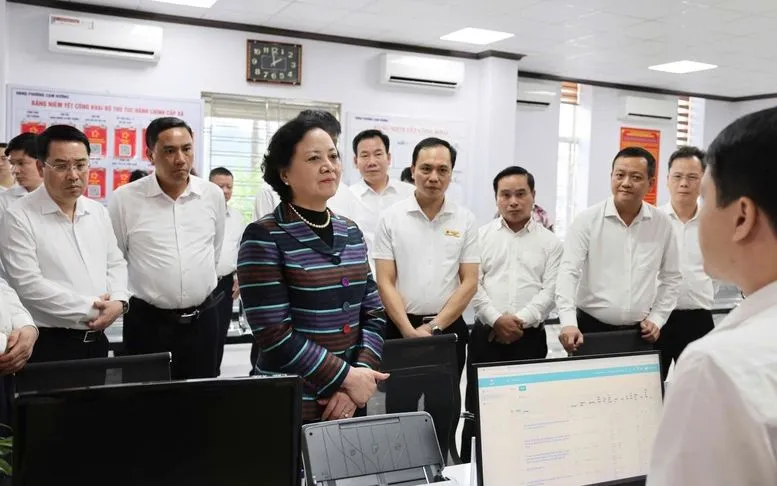 Phó Thủ tướng Phạm Thị Thanh Trà kiểm tra hoạt động của Trung tâm Phục vụ hành chính công phường Cam Đường, tỉnh Lào Cai