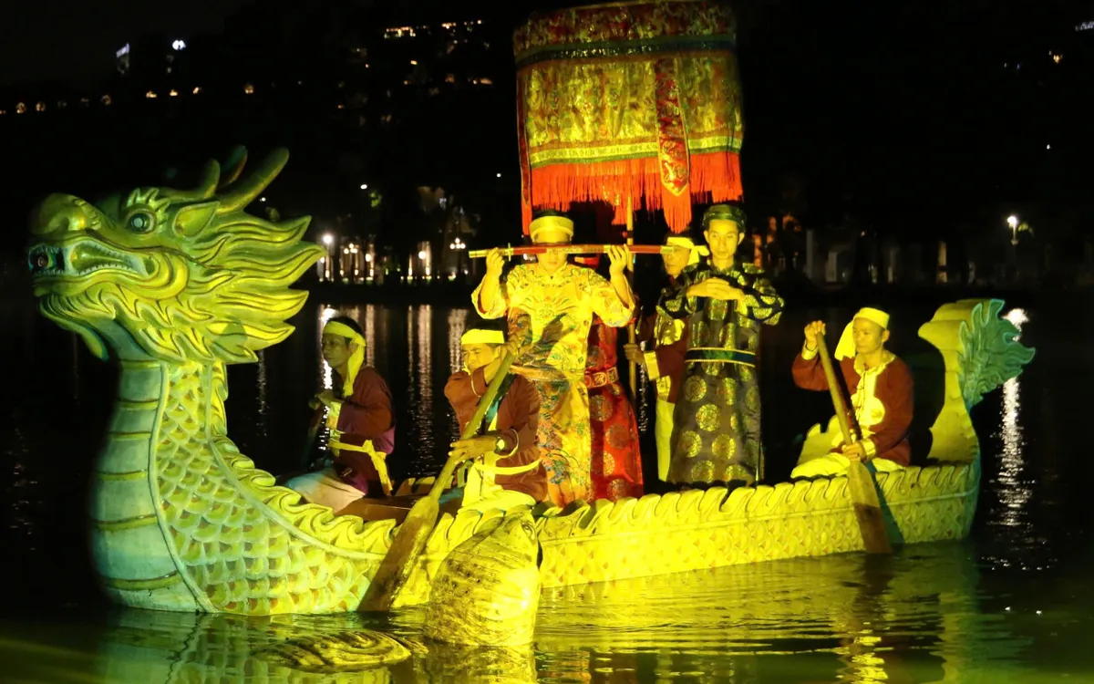 Thực cảnh tái hiện truyền thuyết Vua Lê Thái Tổ trả gươm cho rùa vàng trước đình Trấn Ba. (Ảnh: Viết Học) 

