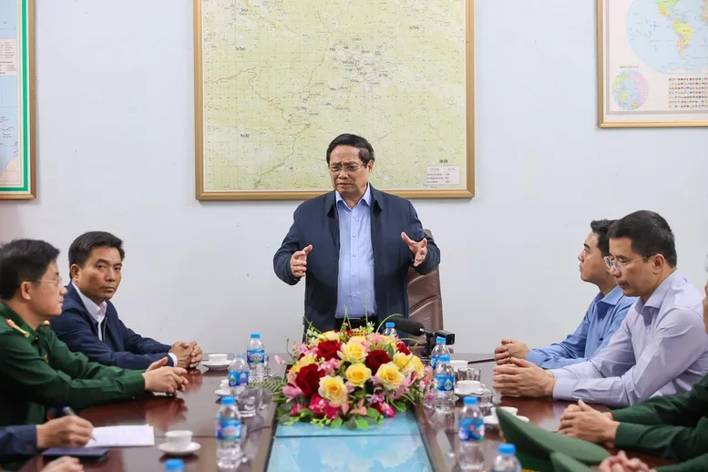 Thủ tướng thăm Đồn bi&ecirc;n ph&ograve;ng tại x&atilde; bi&ecirc;n giới v&ugrave;ng cao Thanh H&oacute;a - Ảnh 1.