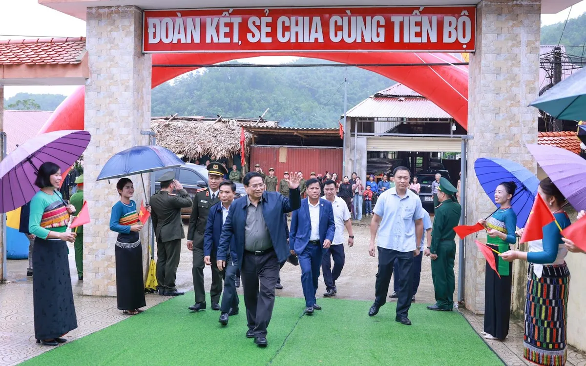 Thủ tướng Chính phủ Phạm Minh Chính tới dự lễ khởi công tại Trường nội trú liên cấp Tiểu học và Trung học cơ sở xã Yên Khương, Thanh Hóa - Ảnh: VGP/Nhật Bắc