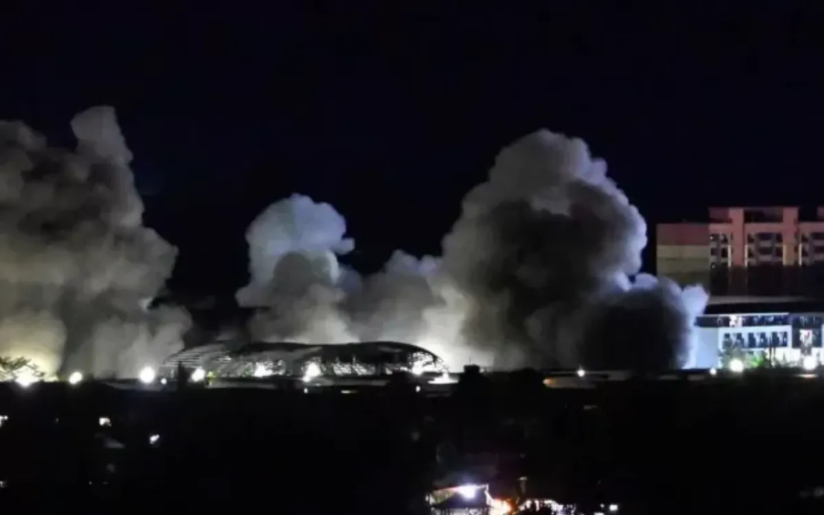 Khói bốc lên từ KK Park - một tụ điểm lừa đảo lớn ở Myawaddy - sau khi chính quyền quân sự Myanmar kích nổ vào tối 25/10/2025 (Ảnh: Bangkok Post)