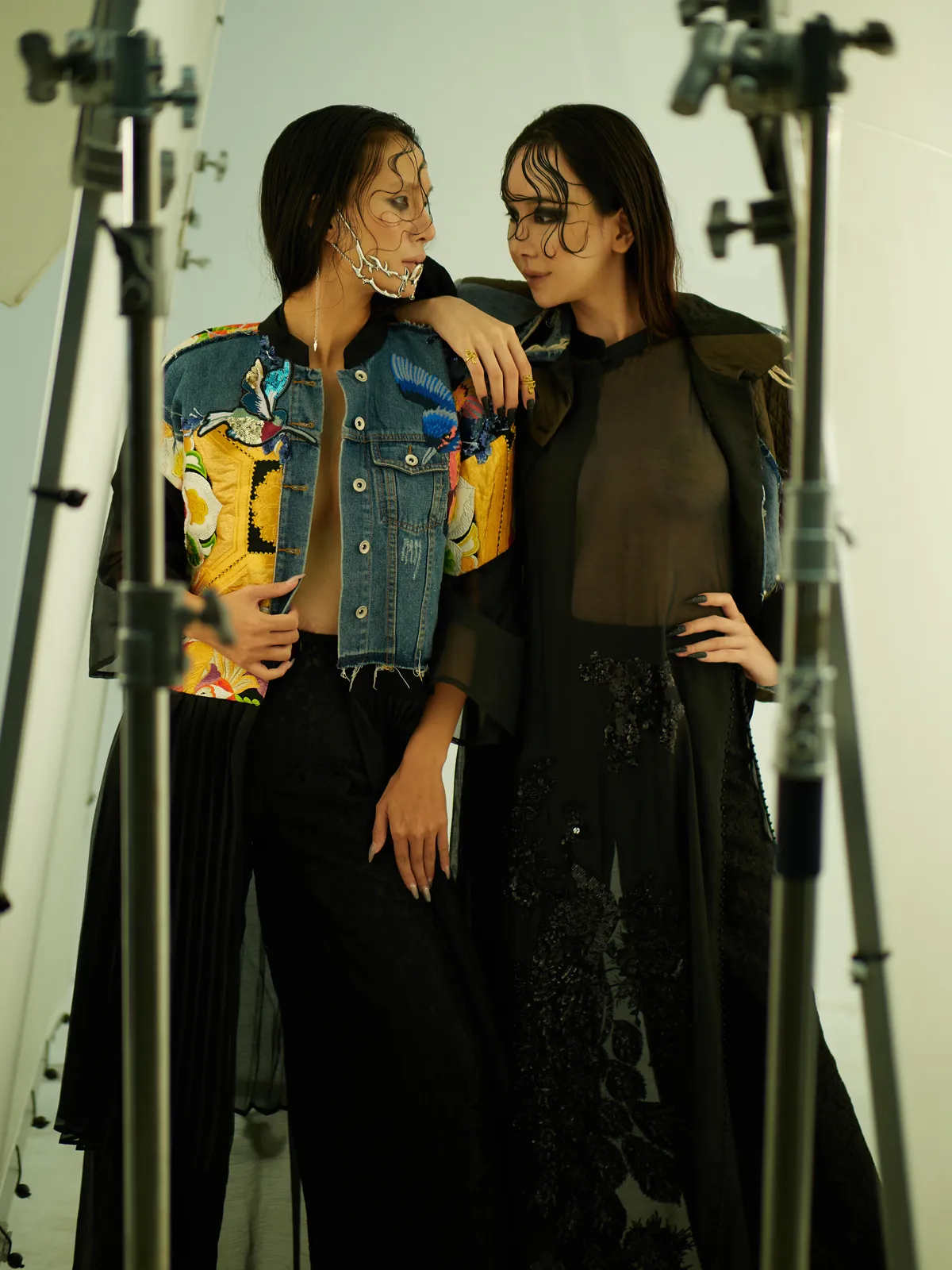 Nét truyền thống trong BST "Kẻ mộng du" của NTK Cao Minh Tiến - Ảnh 1.