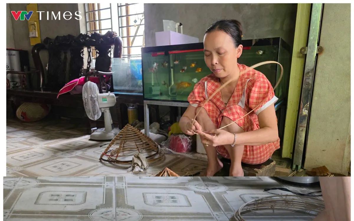 Nghệ nhân làm nón Sai Nga.