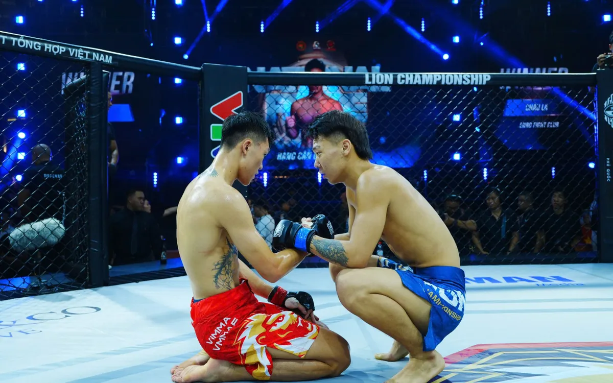 Võ sĩ Zhou Luo (xanh) động viên võ sĩ Hà Thế Anh sau trận đấu.