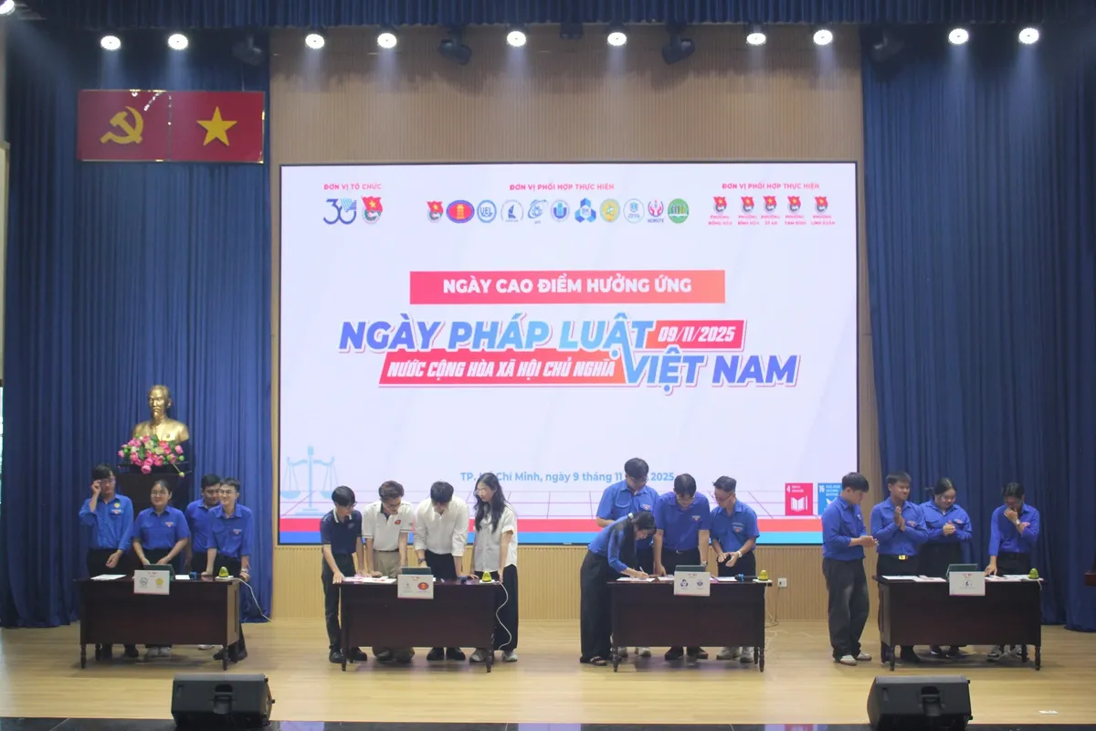 Sôi nổi các hoạt động hưởng ứng ngày Pháp luật Việt Nam tại TP Hồ Chí Minh - Ảnh 3.