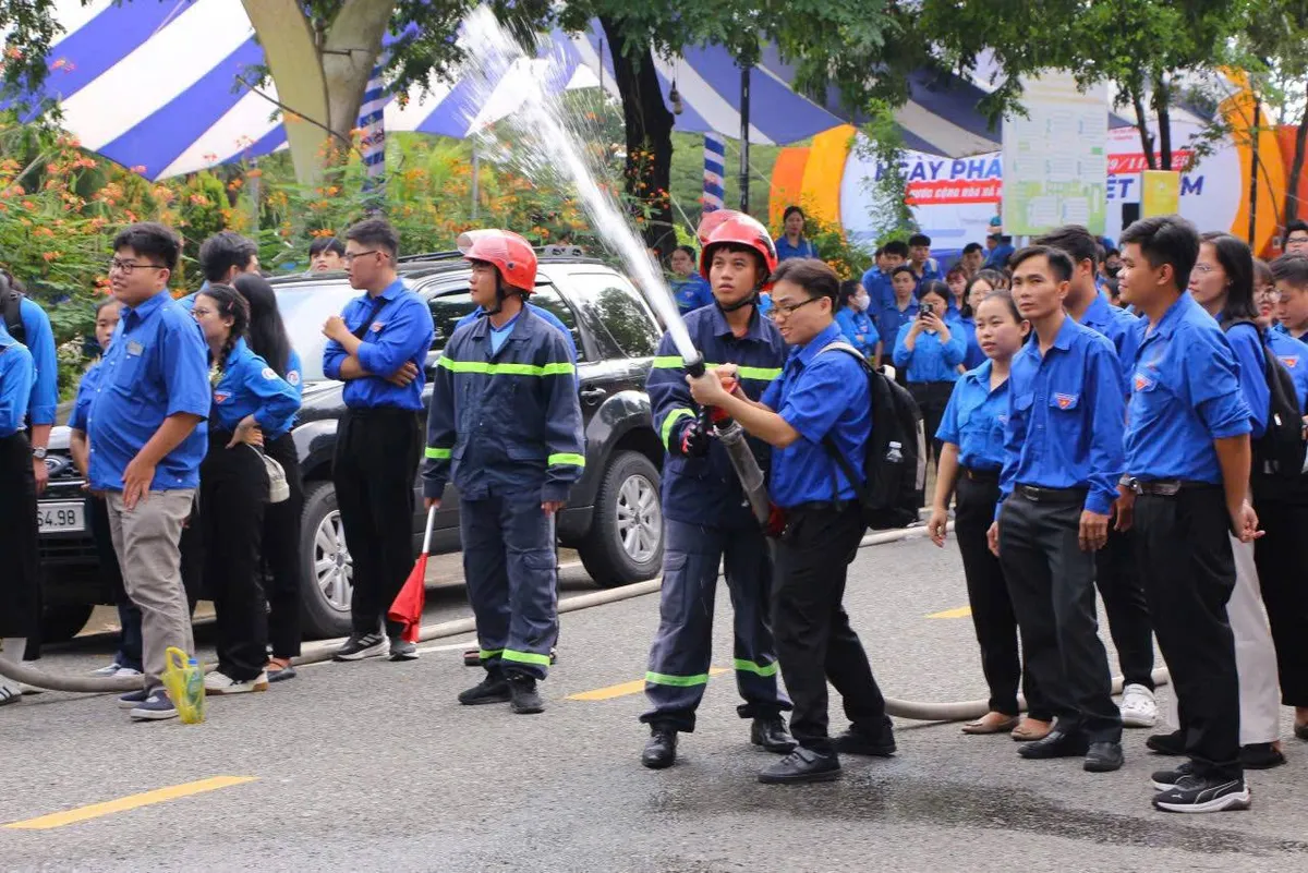 Sôi nổi các hoạt động hưởng ứng ngày Pháp luật Việt Nam tại TP Hồ Chí Minh - Ảnh 5.